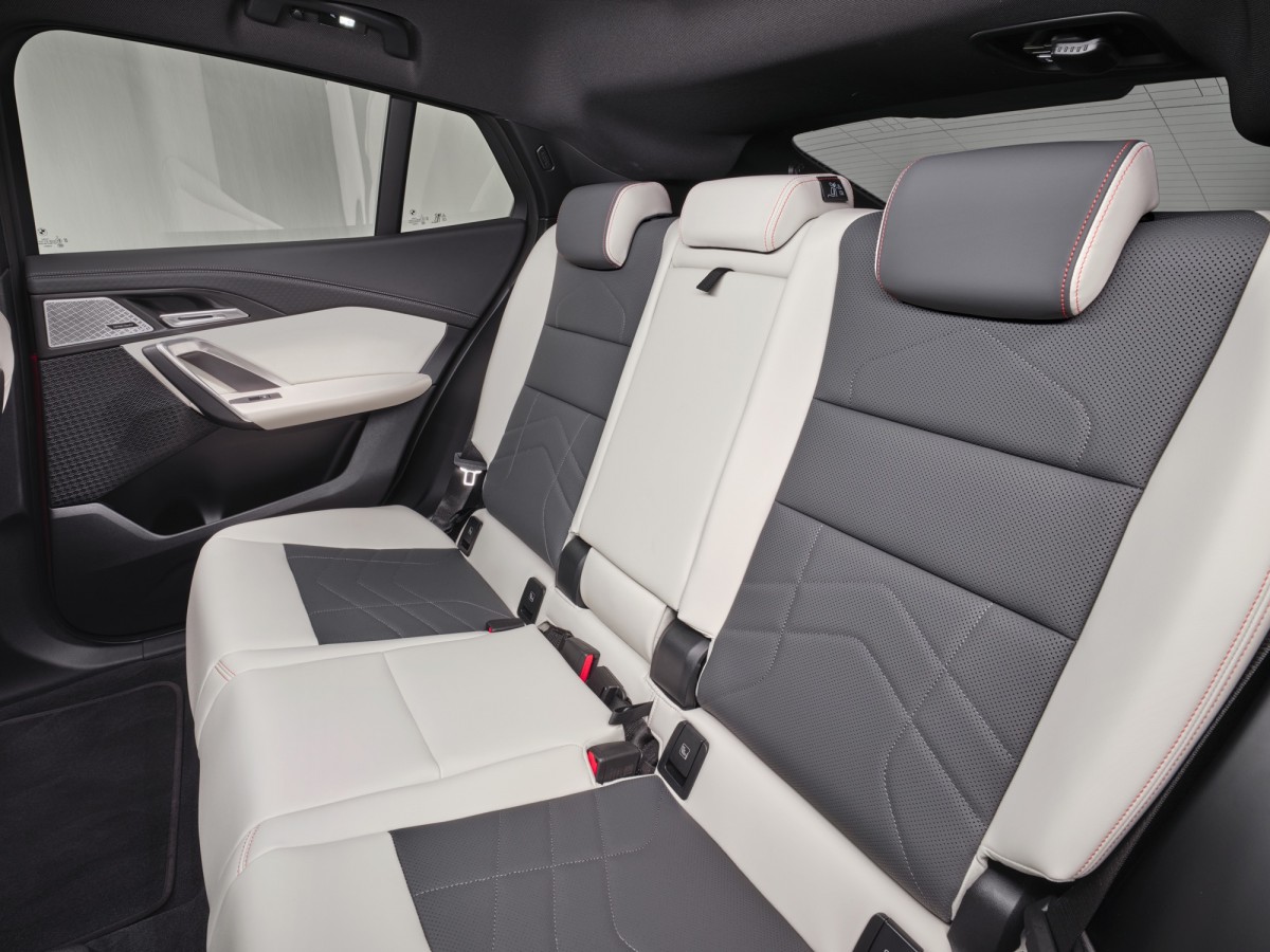 後座空間表現也不是最好的,頭部空間預計會被車輛外觀所影響。