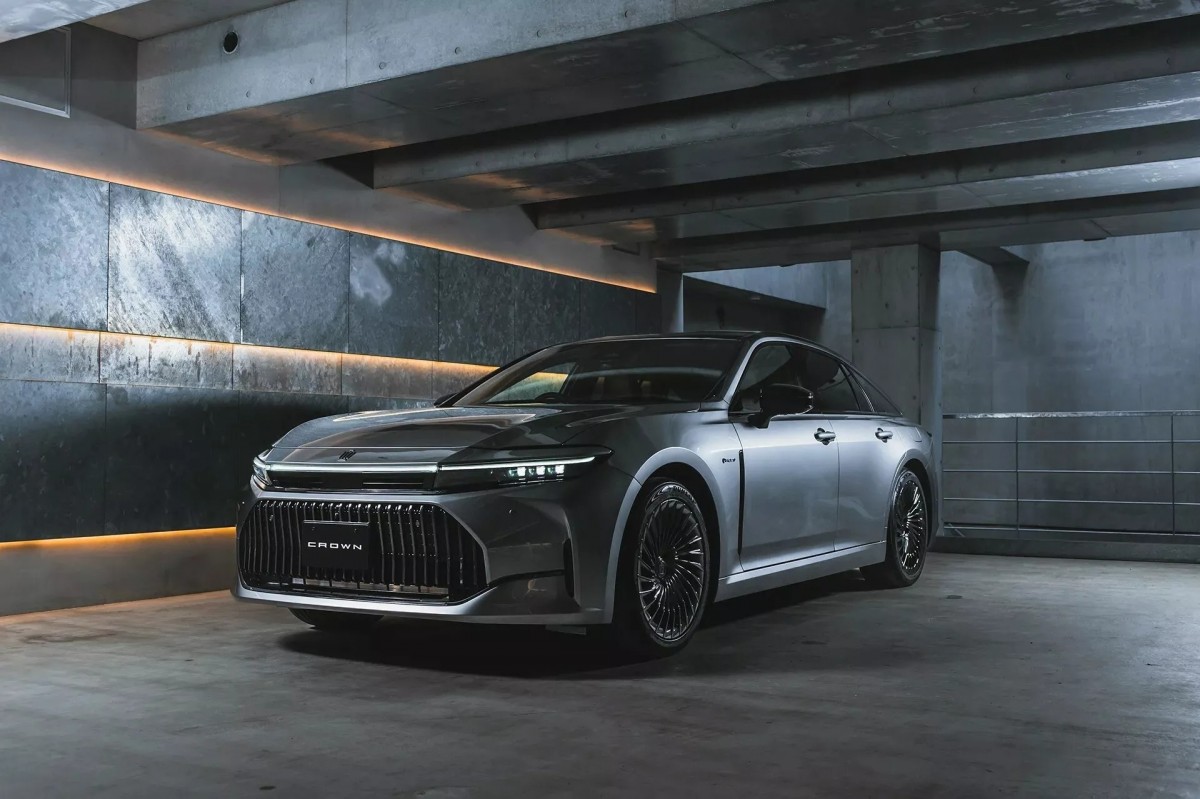 Crown Sedan的設計相當霸氣,更多細節照片揭露這輛車的高級氛圍。