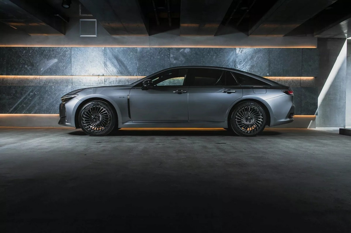 Crown Sedan的車尾線條具有動感氛圍,但是整體較為方正的設計語彙又呈現出大器之姿。