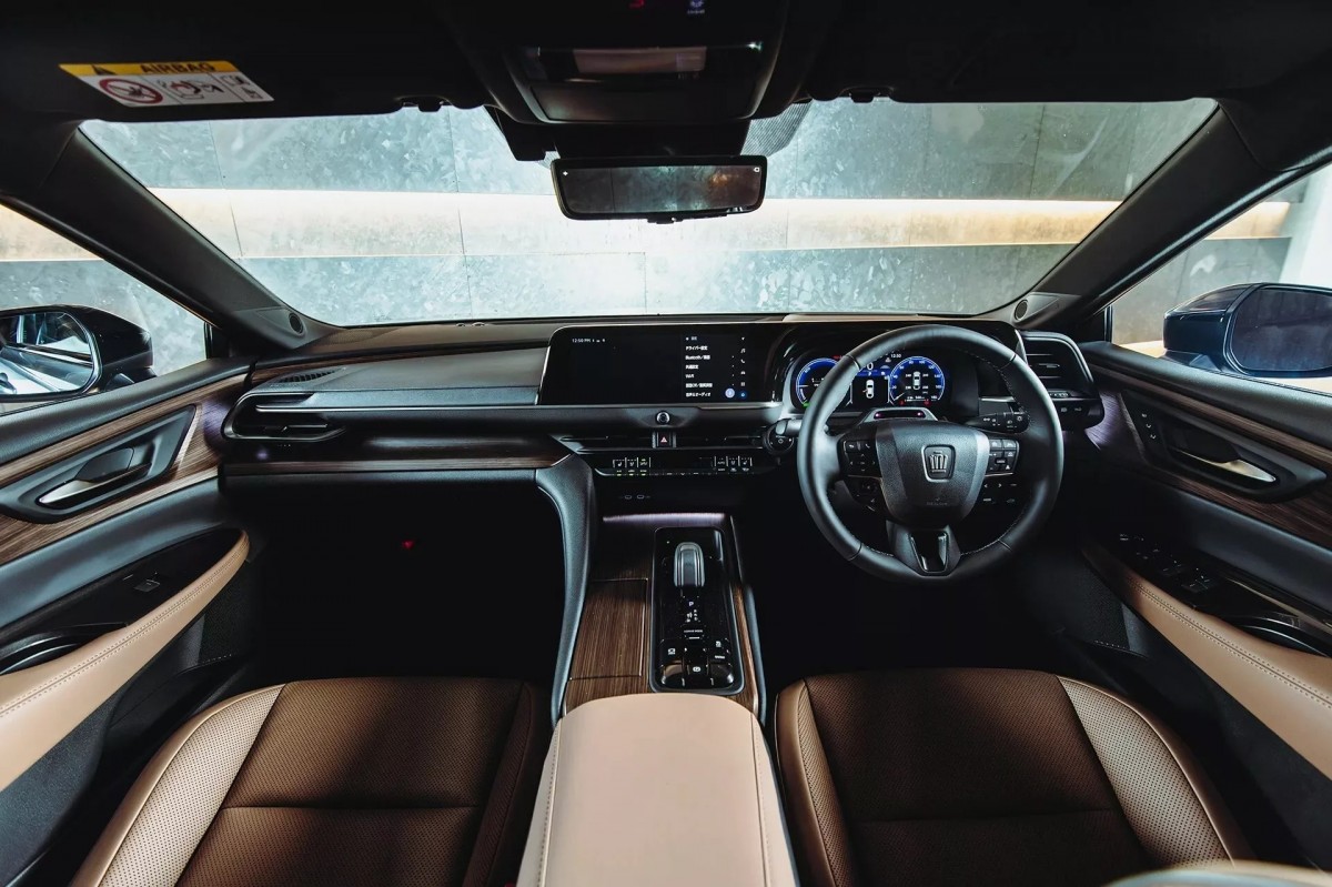 整體鋪陳與其他的Crown車系相同,不過在質感上又更上一層。