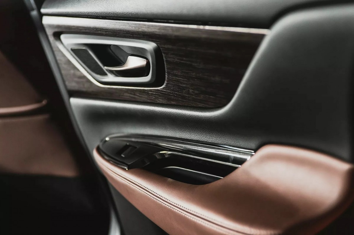 大量的木紋飾板加持下,將會有更多層峰買家喜愛。