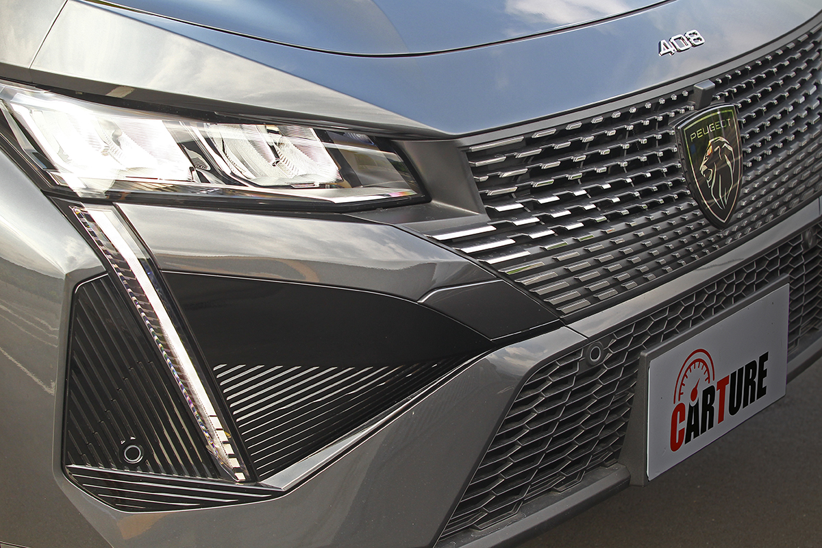 408 ALLURE的水箱護罩採橫向放射狀飾條綴以鍍鉻樣貌呈現。