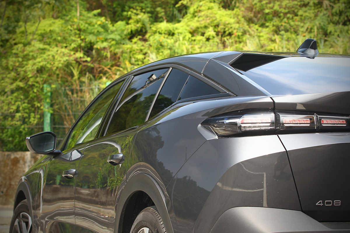 408 ALLURE取消獅爪印象尾燈內容,呈現得更具科技極簡味。