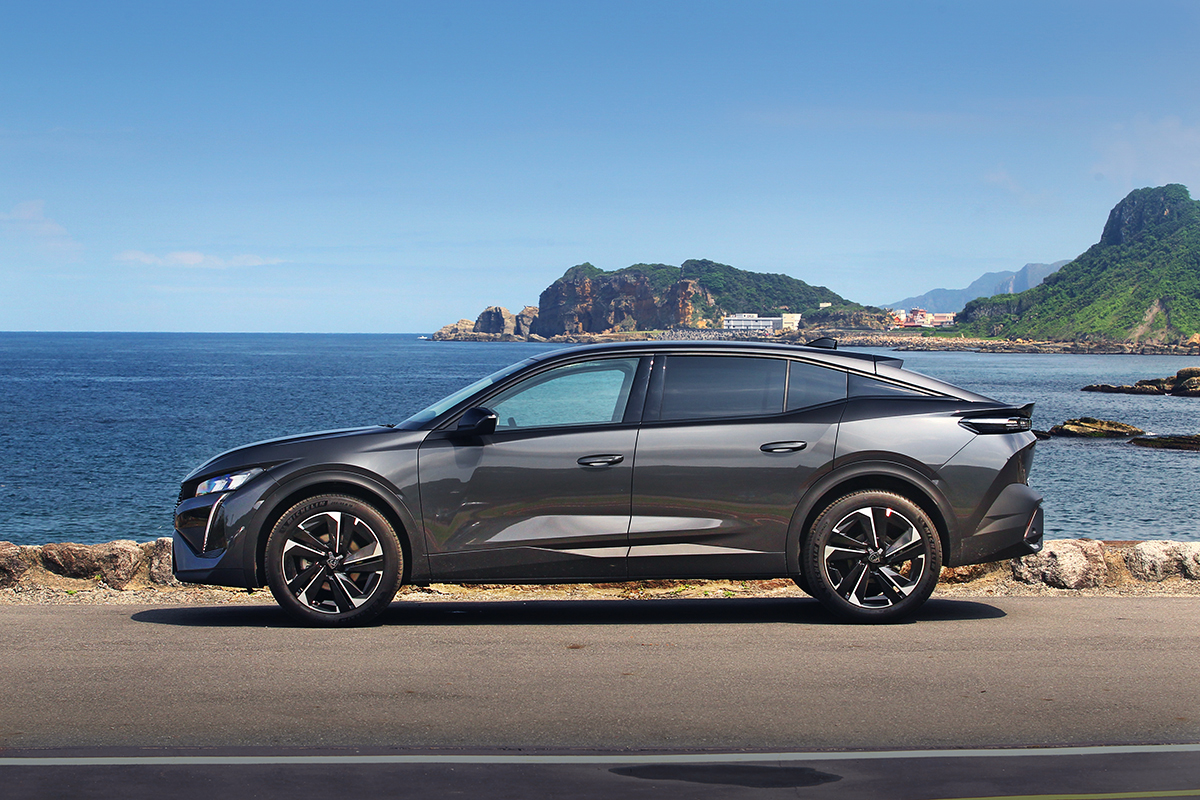 408 ALLURE車側取消前葉子板的新式獅王盾形獅徽鑲嵌,但在同為19吋胎圈與低扁線條烘托下依舊展現誘人身形。