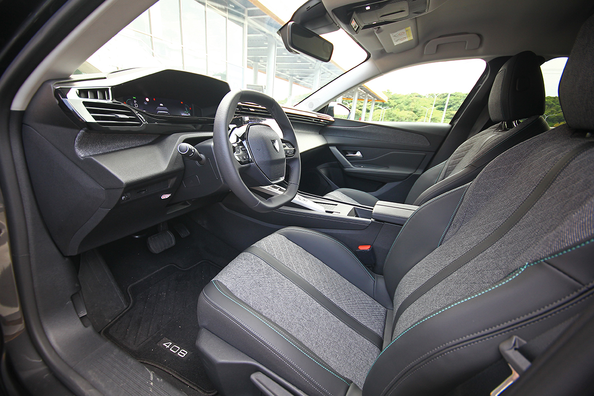 408 ALLURE以多層次鋪陳的半皮布跑車座椅及別出心裁織布飾板等細節,打造極具特色座艙意象。