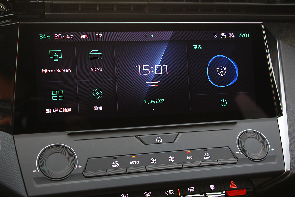 少了i-TOGGLES虛擬按鍵觸控面板而多出實體按鍵,對於使用便利與就手度而言並不會帶來任何減損,反倒增添直覺操作感。