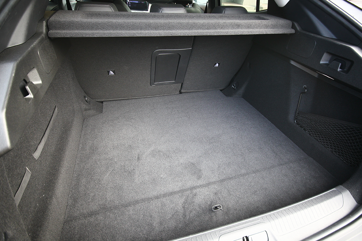 408 ALLURE行李廂門採手動啟閉,不似GT及GT PREMIUM配置腳踢感應式電動尾門。