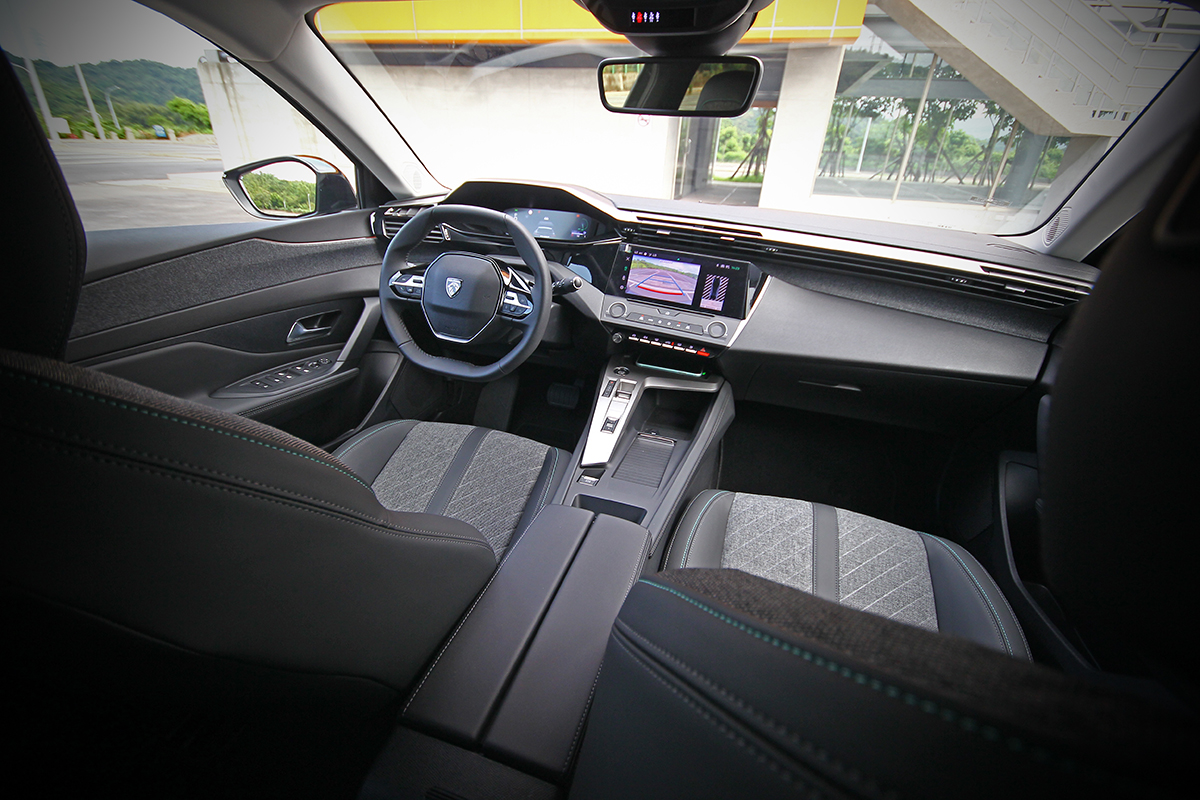 帶點丹寧質感的織布材質呈現在前後座椅以及中控台與前後門飾板等特定區域,帶來很Chill的時尚想像。