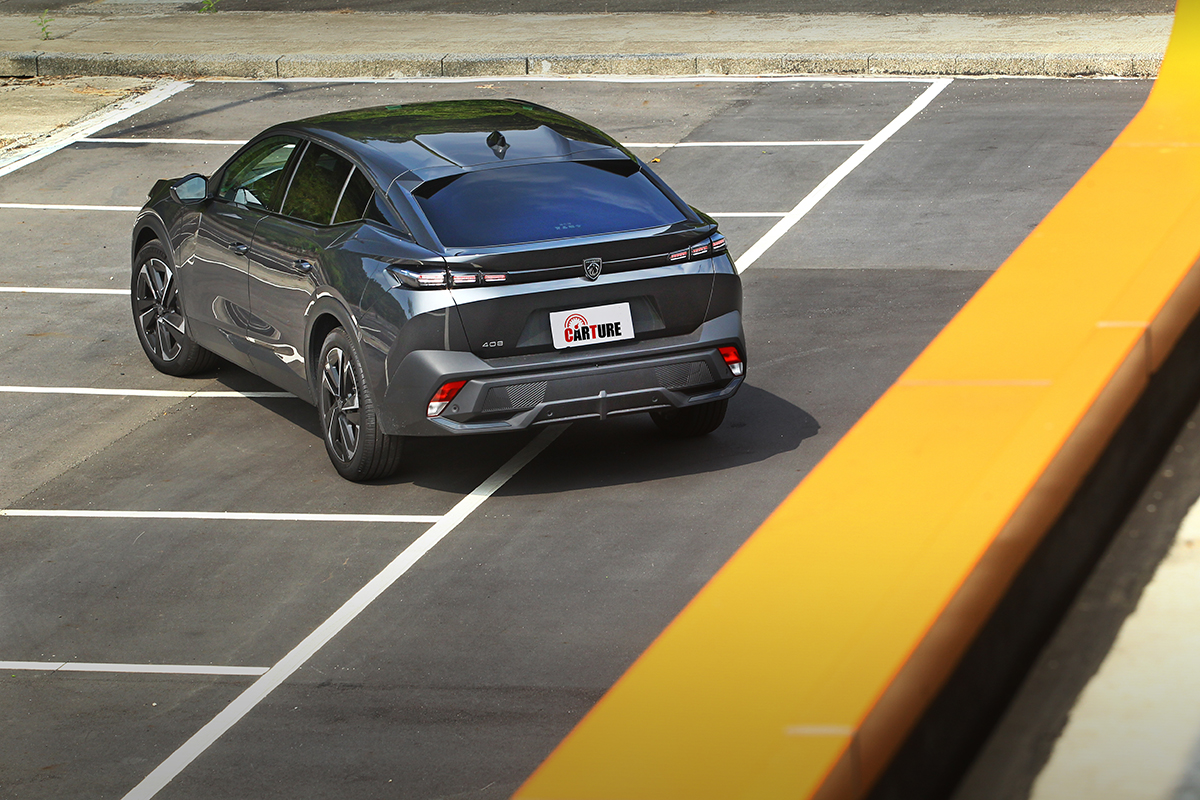 切削鮮明的鈑件摺線與銳角勾勒,由許多角度觀之,又流露幾許Fastback快背美型。