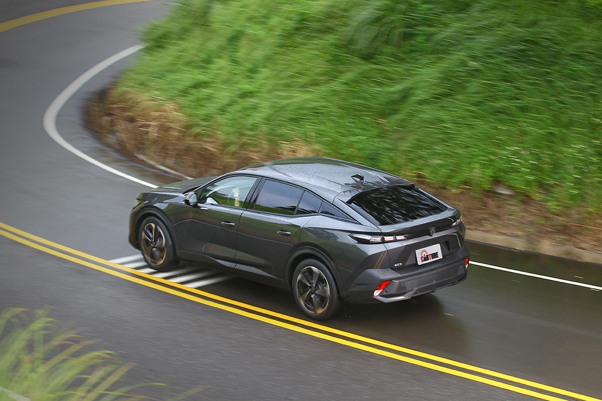 PEUGEOT 408依舊保有法系車古溜滑順的駕馭反應,低重心的特性更讓駕馭反應勝過絕大多數跨界對手。