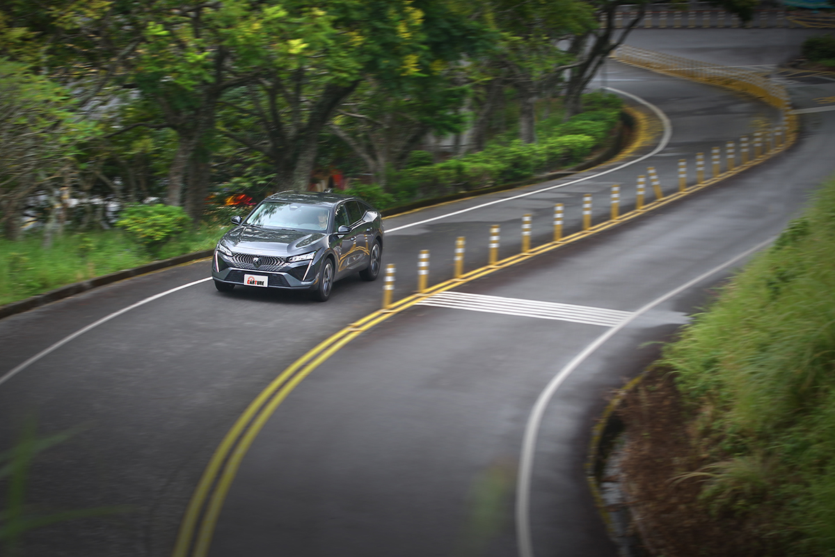 連續彎中不僅靈活俐落,同時還多了幾許安定與沈著,帶來更具質感的動態調性。