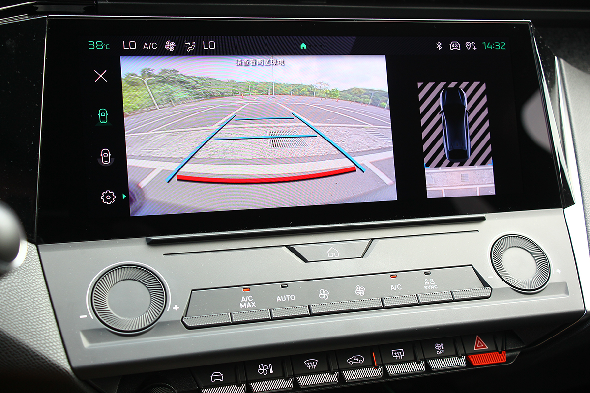 儘管未配置360度環景駐車輔助,408 ALLURE依舊保有180度倒車攝影等配置以提升停車安全便利性。