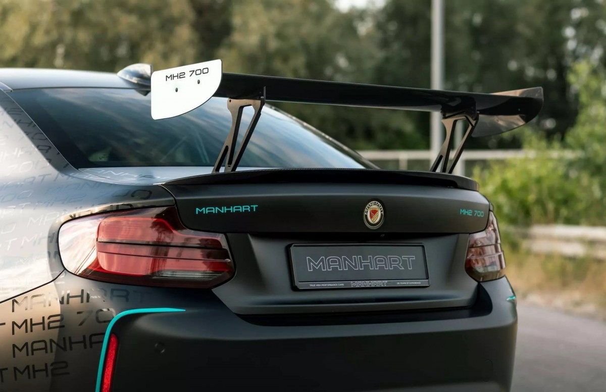 車尾的碳纖維超大尾翼成為不容錯認的象徵,相信在高速表現下這支尾翼可以帶來更好的穩定性。