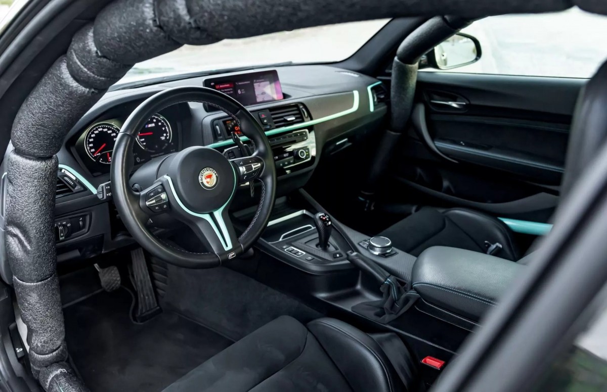 內裝與外觀一樣都可以看到特殊了藍綠色妝點,不過防滾籠的配置展現了十足賽道氣息。