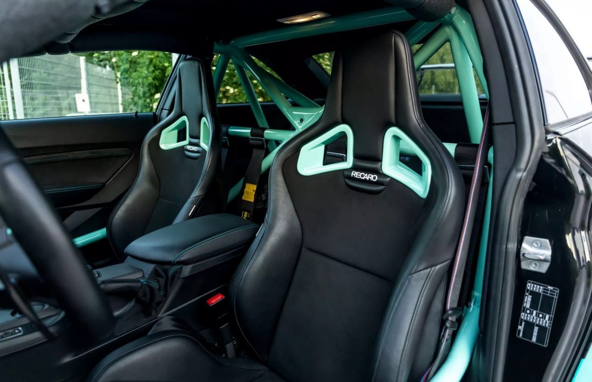 座椅部分是Recaro Sportster CS賽車椅,在賽道上擁有絕佳的包覆性。