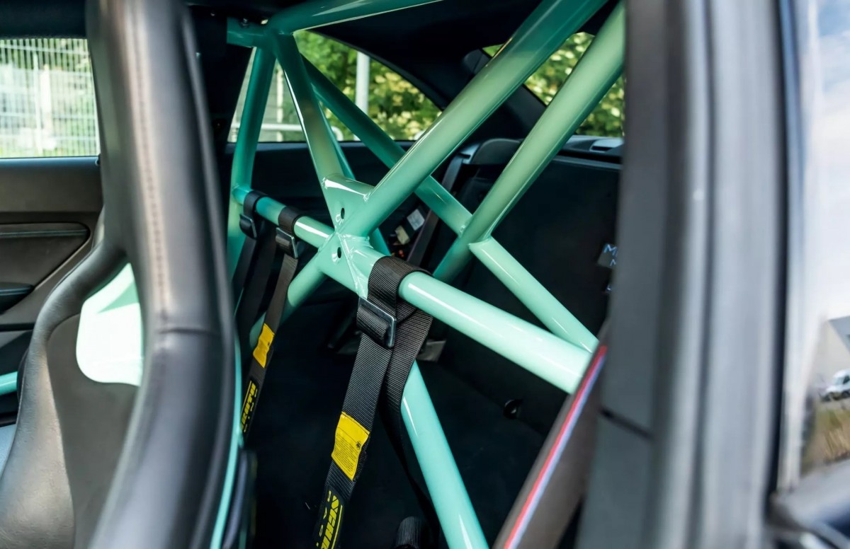 當然車上也準備好了四點式的安全帶,而防滾籠的顏色也與外觀有所呼應。