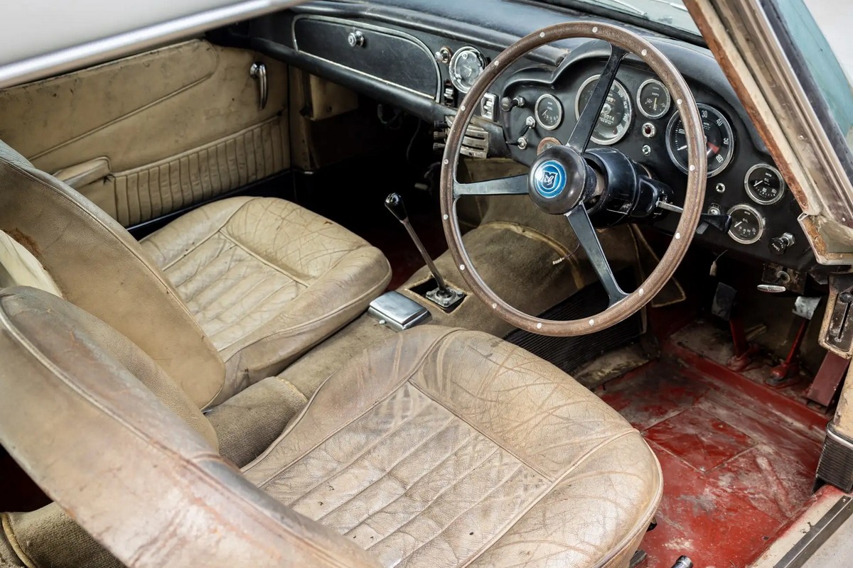 車是內部座椅與細節等處況狀都不理想。