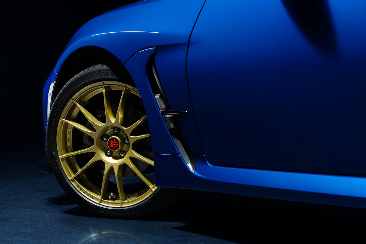 18吋OZ Superleggera金色輪圈。