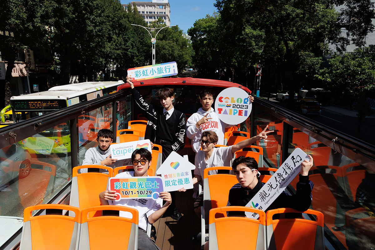 【車勢星聞】VERA率先搭上彩虹觀光巴士,體驗北市彩虹景點。(圖:臺北市政府觀傳局提供)