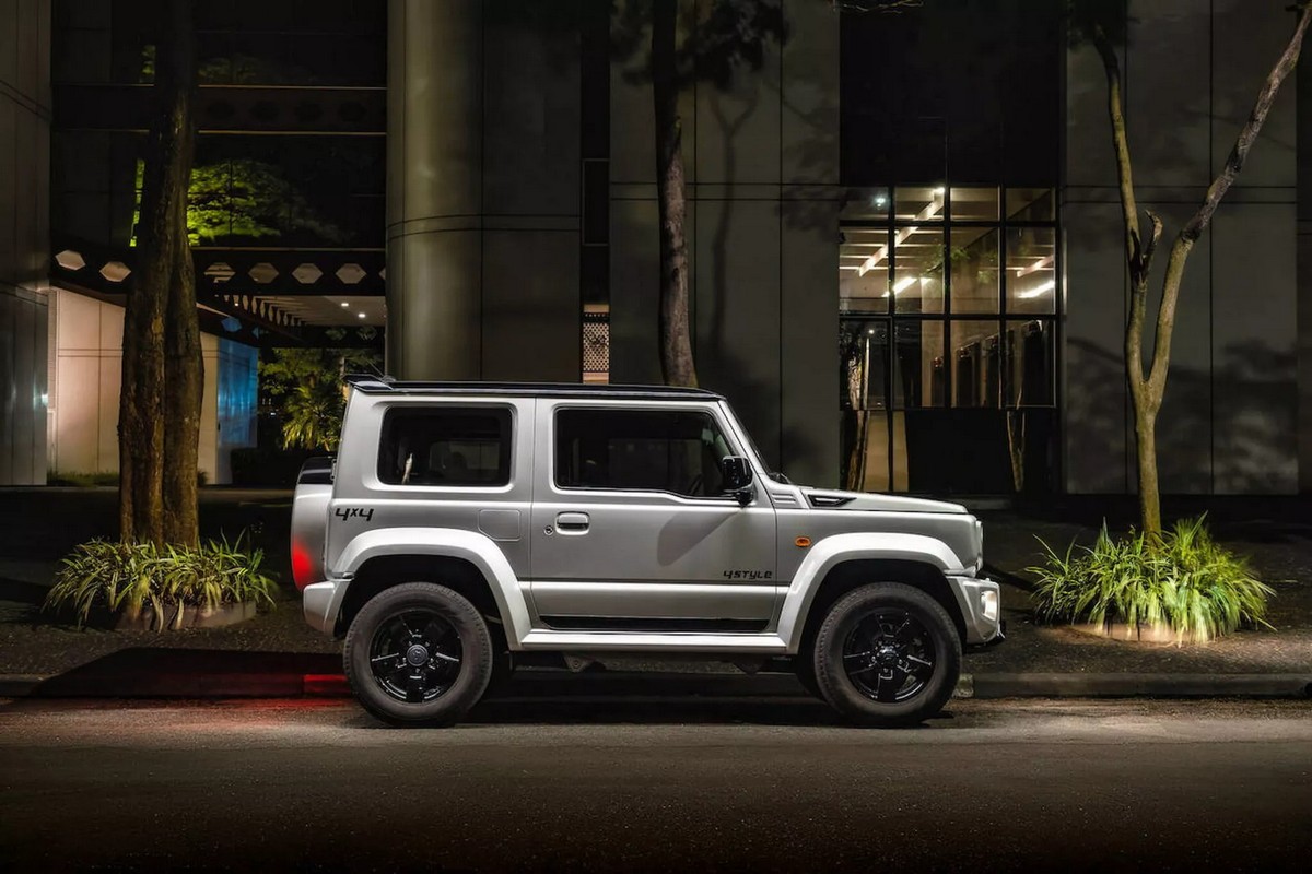 保險桿、門檻等處採同車色處理,輪圈也更換樣式,輪胎則改成215/70 R16規格。