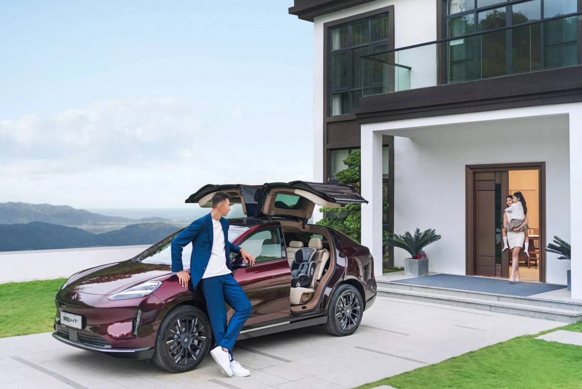 Hyper HT擁有鷗翼車門與Model X類似,也成為了最受矚目的設計焦點。