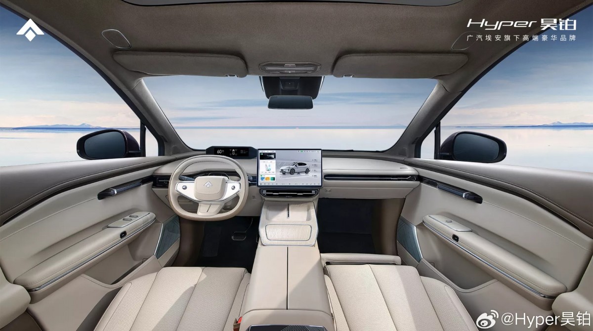 內部設計相當簡潔,中央的超大螢幕與接近矩形的方向盤是一大亮點。