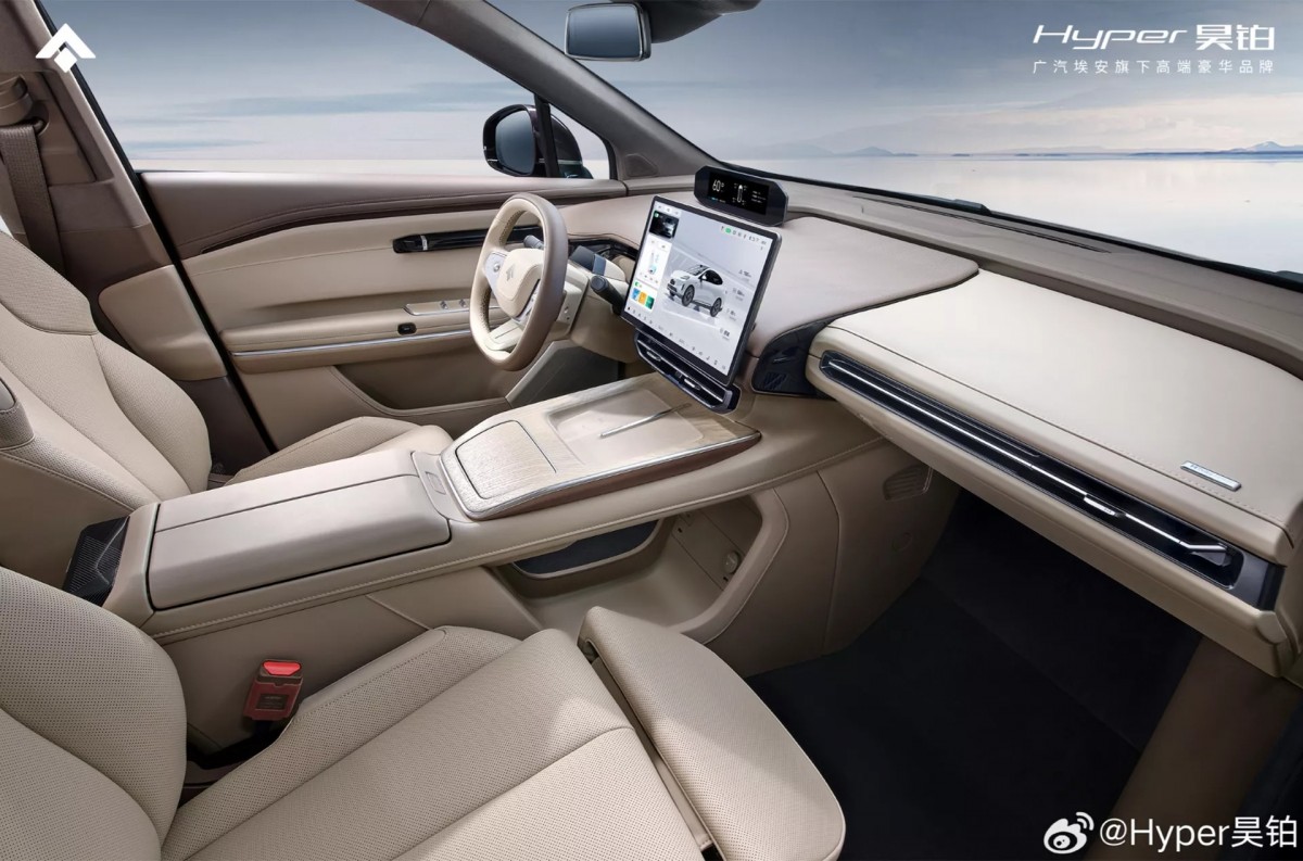 前方配置兩個無線充電板,在其下方還有額外的儲物空間。