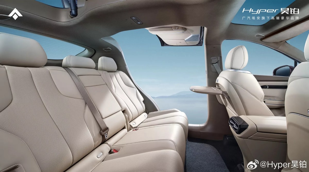 後座空間表現優異,並且有配置桌板可以使用。