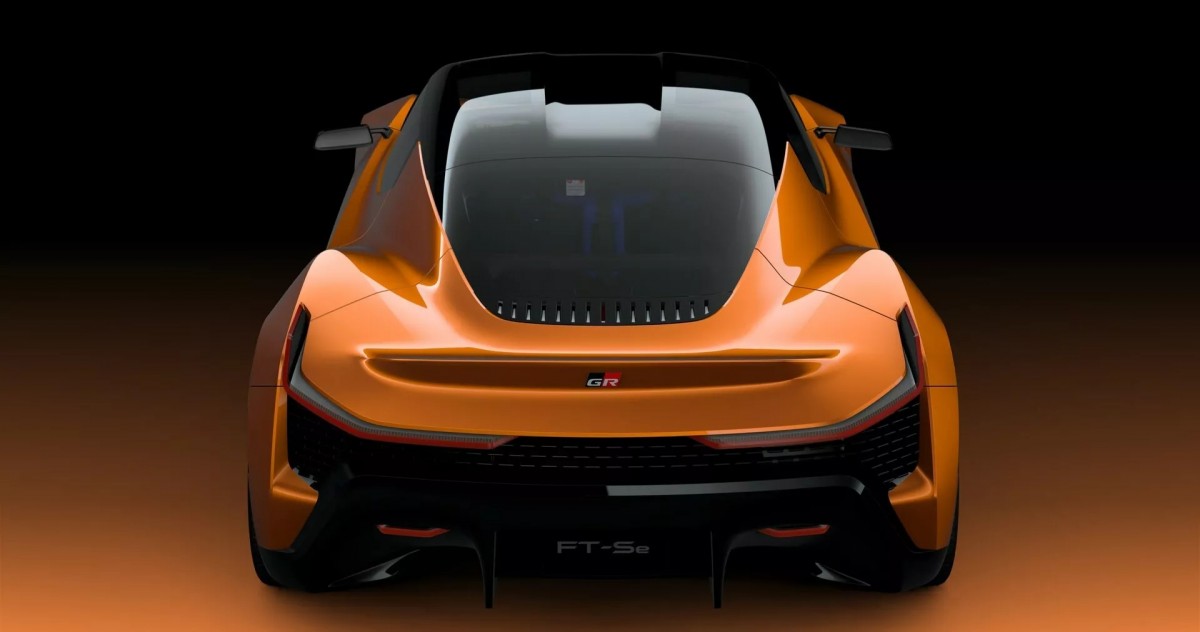 車尾的視覺感受相當寬,讓車輛的性能感受更為強烈。