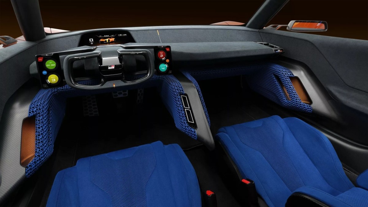 車內的鋪陳也非常前衛,藍色椅面的設計相當特殊。