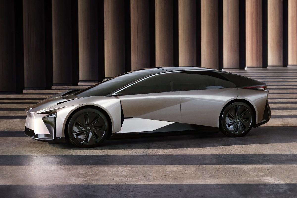 Lexus LF-ZC是一輛預覽2026年次世代電動車的代表作,其造形設計介於轎跑車以及旅行車之間。