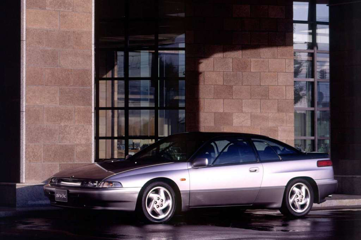 SVX最特別的就是半截車窗設計。