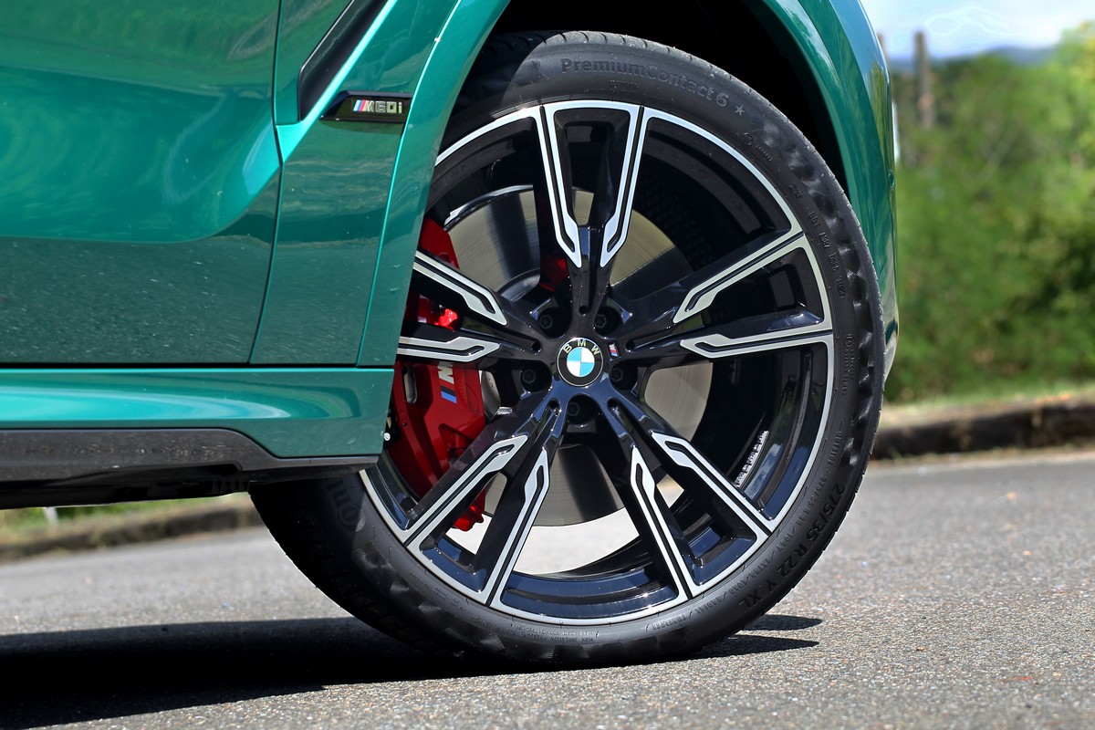 配置前275/35 R22、後315/30 R22輪胎規格。