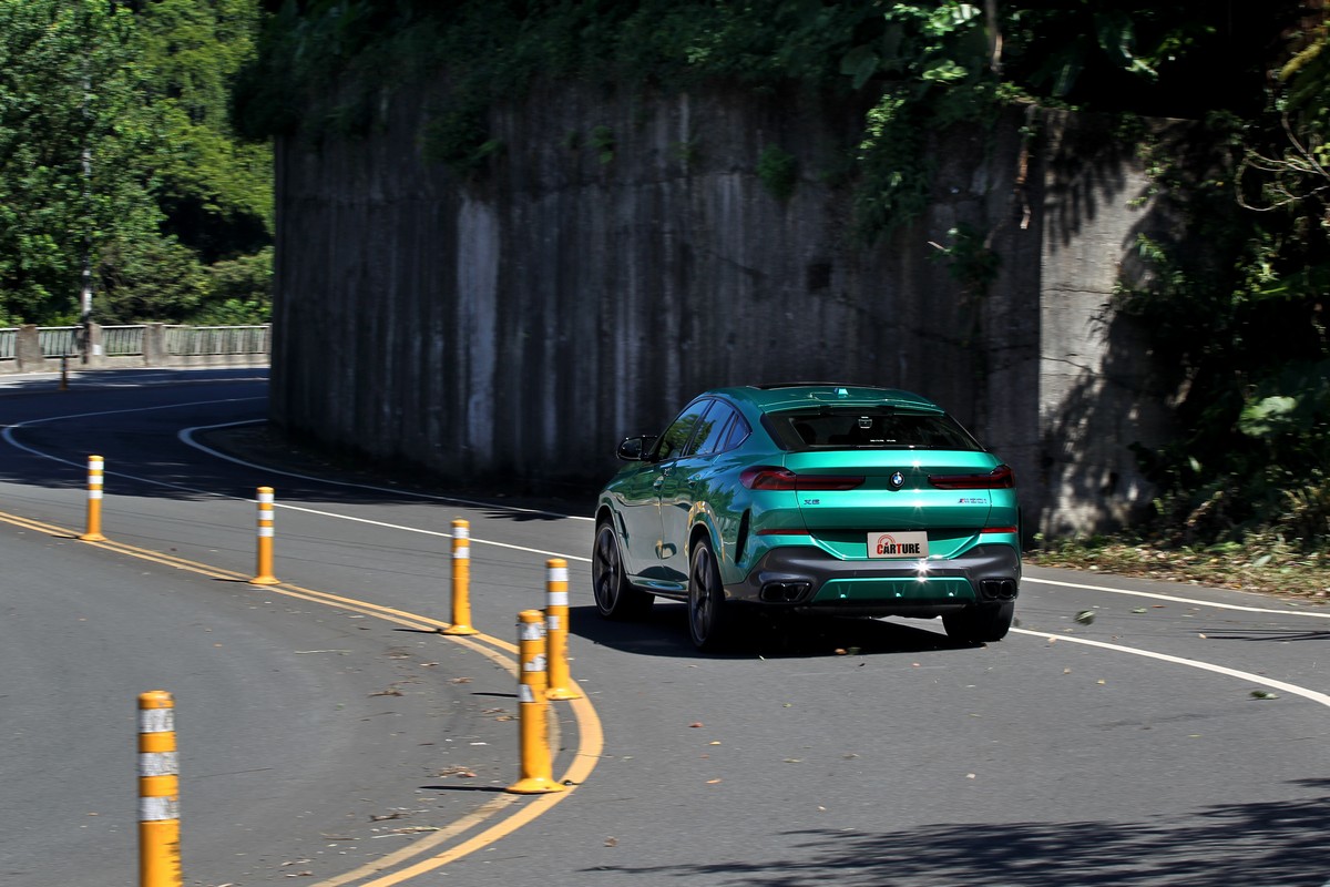 整合式後軸轉向系統與xDrive四輪傳動在彎中帶來俐落身手。