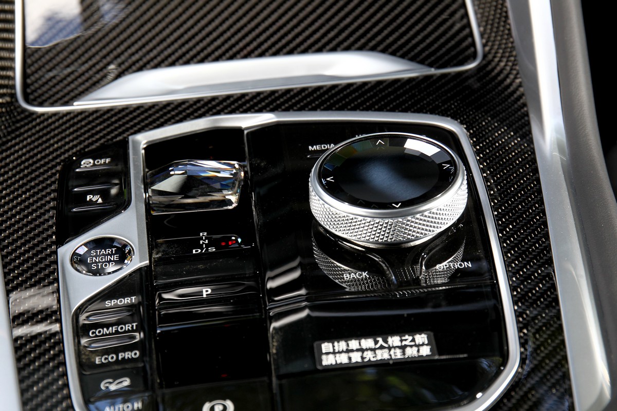 水晶中控套件搭配碳纖維飾板,同時展現高級與性能元素。