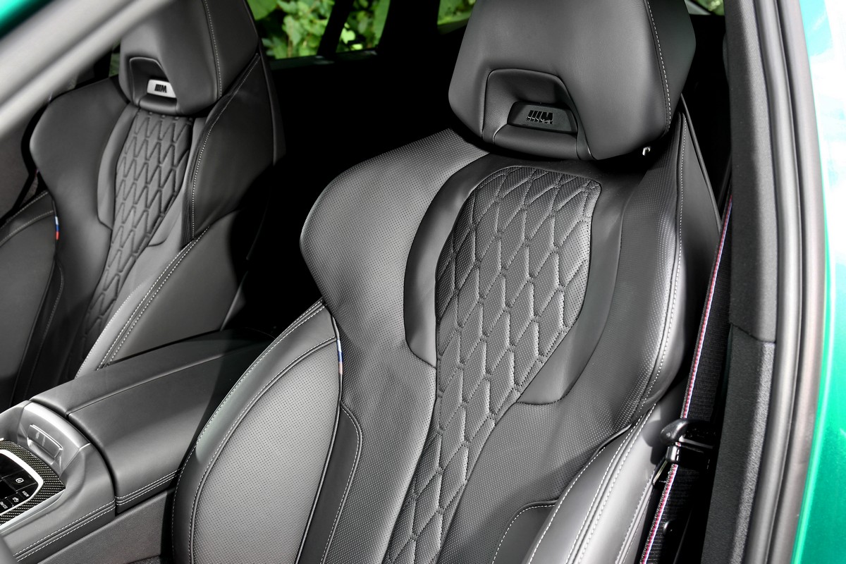 雙前M跑車座椅具有通風加熱功能。