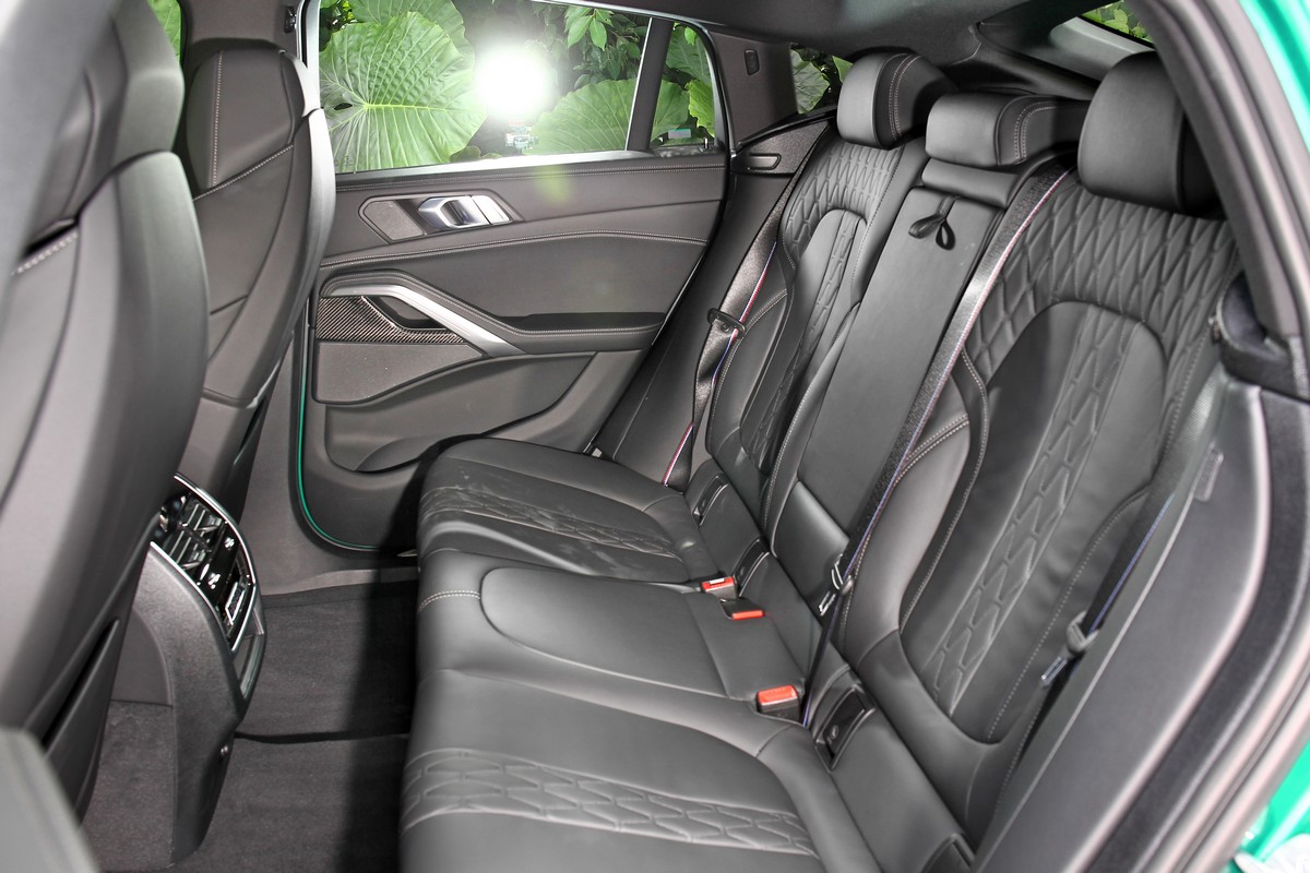 2,975mm軸距與Vernasca真皮給予舒適與寬敞的乘坐環境。