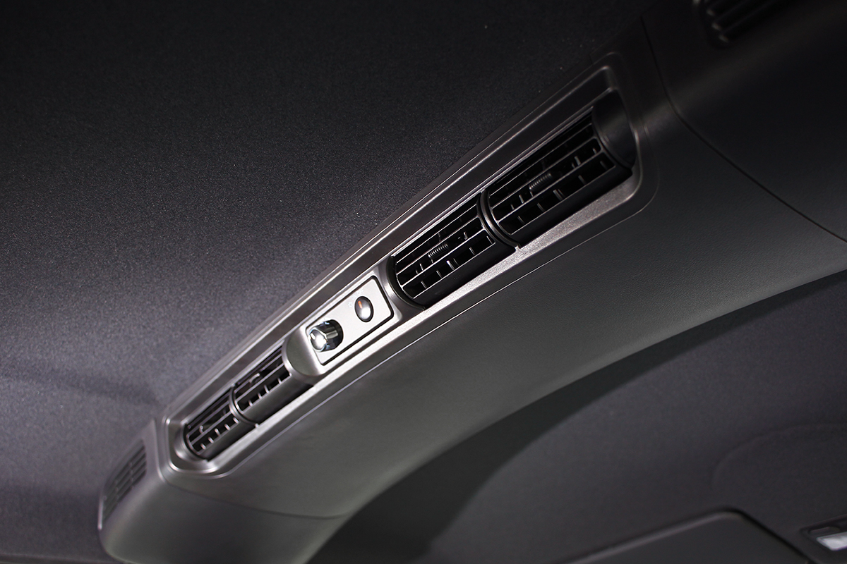 後排亦設有可調風量的獨立空調,能讓全車乘員盡享舒適宜人的體感溫度。