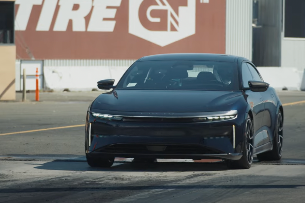 Lucid Air Sapphire創下了驚人的直線加速紀錄,原廠的狀態下400公尺加速只要9.898秒。