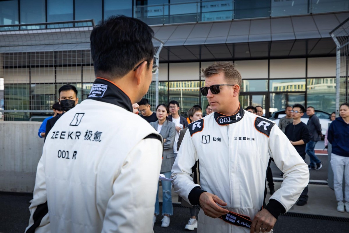 過去Kimi除了在F1賽場上拿下過世界冠軍之外,他本身也參與過WRC、NASCAR等多項賽事。