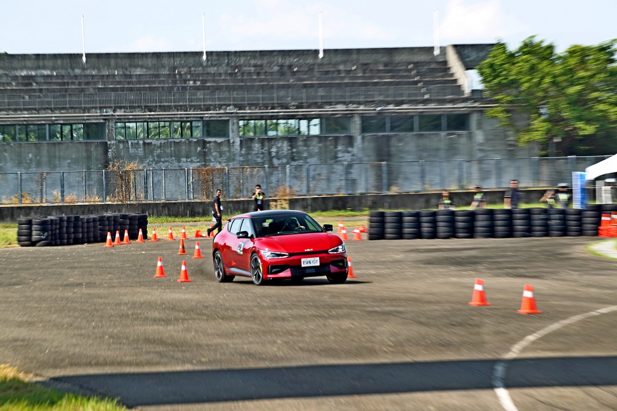 由於EV6 GT性能強大加上輸出特性,因此若急欲求快重踩只會讓車輛動態不穩定,下場就是偏離路線撞倒錐筒。