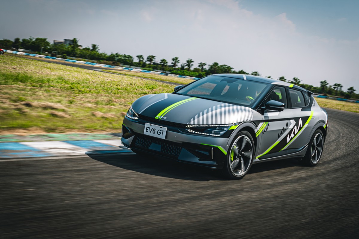 就算推頭或車尾開始外拋,但不是突如其來而是漸進式,因此只要收油門或方向盤稍反打就能修正。