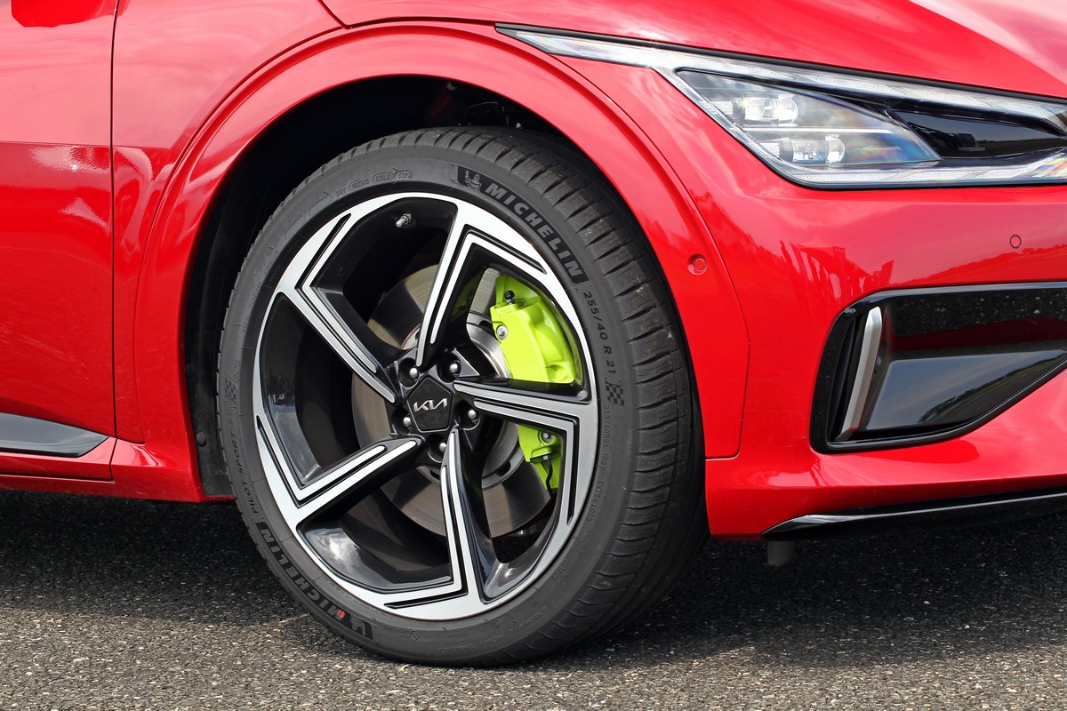 EV6 GT配備前380mm後360mm碟盤,而卡鉗和車室螢光綠元素都是GT車型象徵色。