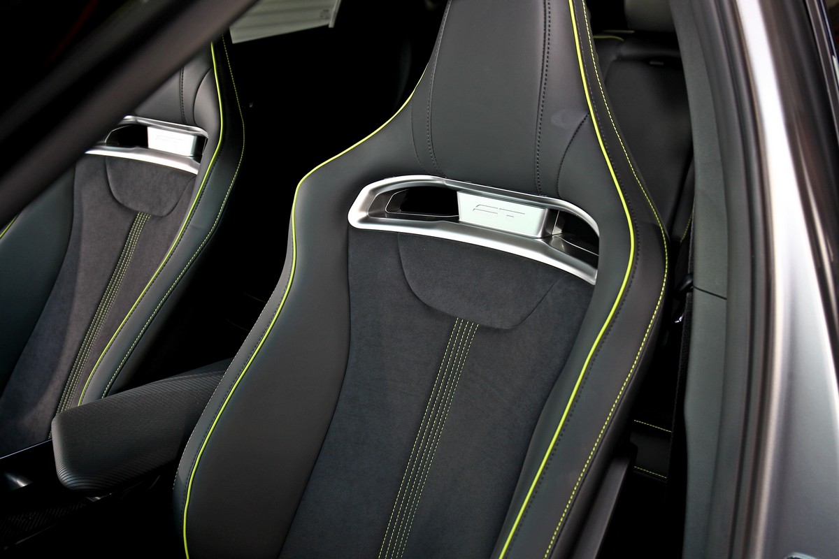 座椅換成GT桶型座椅同時也取消電調功能。