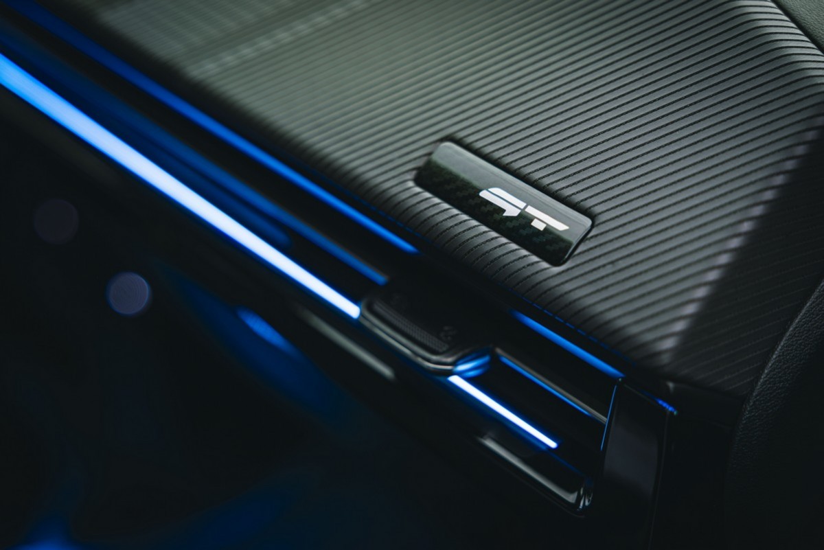 儀表平台處有GT銘牌。