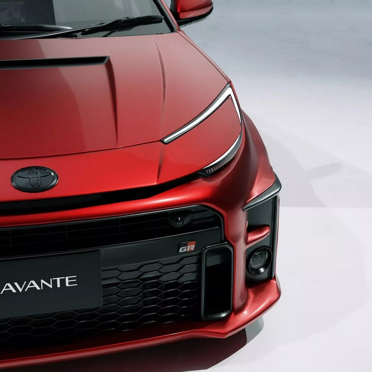 不只是日行燈的線條相當銳利,特別的是在引擎蓋上也有許多剛硬的鈑金折線。