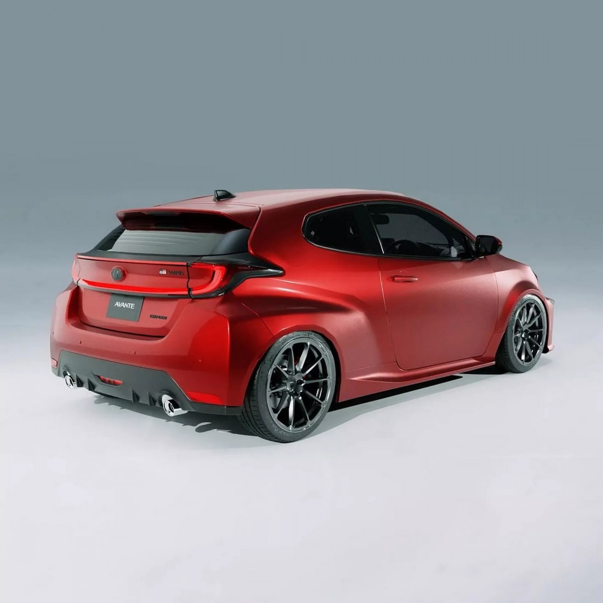 車尾採用貫穿式尾燈設計,而整個燈組的風格也呈現出現代化感受。