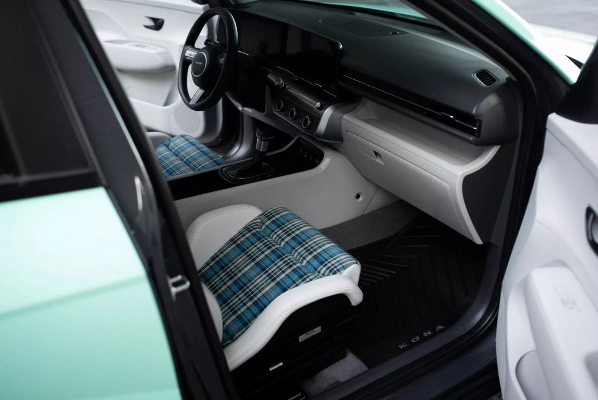 車內有著大量的原廠配件,像是腳踏墊、門檻的裝飾都全數上車。