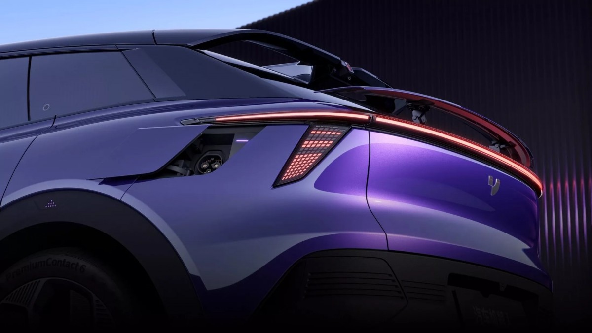 車尾配置主動式尾翼相當運動化,將會吸引許多年輕人的喜愛。