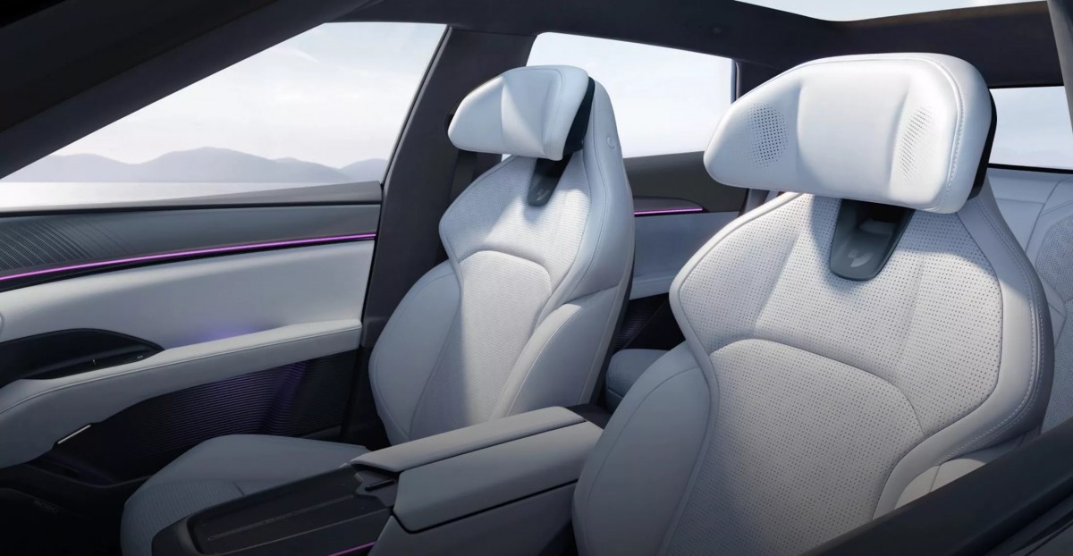 座椅也呈現未來風格,相信在包覆性表現上應該也不會太差。